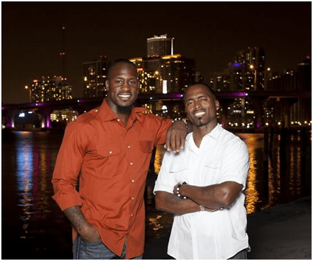 Vernon Davis on Left