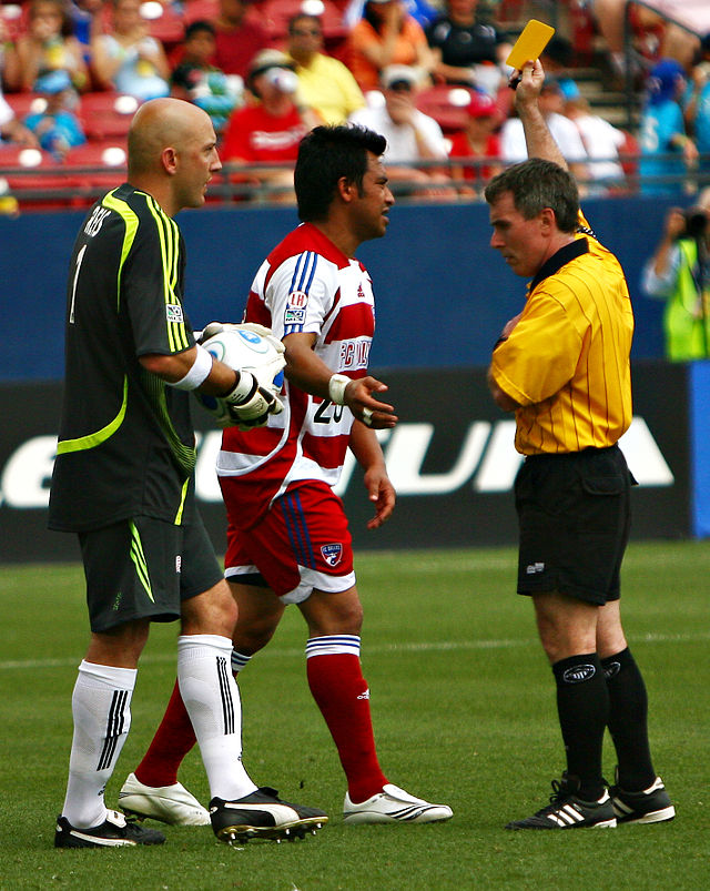 Matt_Reis_Carlos_Ruiz_yellow_card