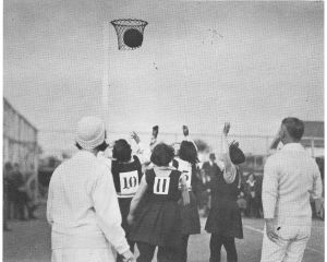 1280px-Netball_NZ_1920s